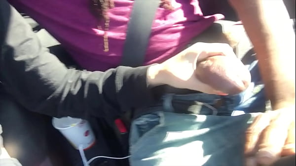 Lésbica dá uma punheta a uma amiga no carro