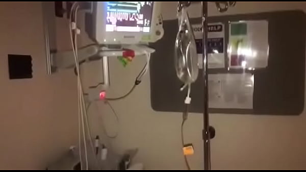 Vou visitar minha prima no hospital e ela acaba me dando um boquete no pau e engole meu leite